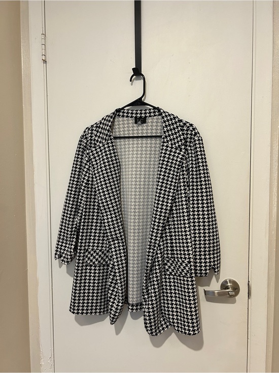 LC Jackets & Blazers - LC black & white houndstooth soft blazer